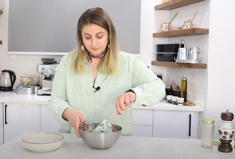 Çilek ve Çağlalı Kinoalı Bahar Salatası