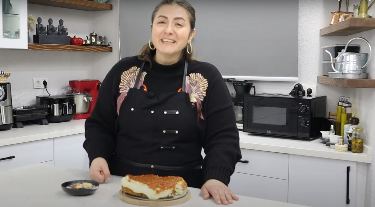 Kırmızı Meyveli, İrmik Kremalı Enfes Tatlı